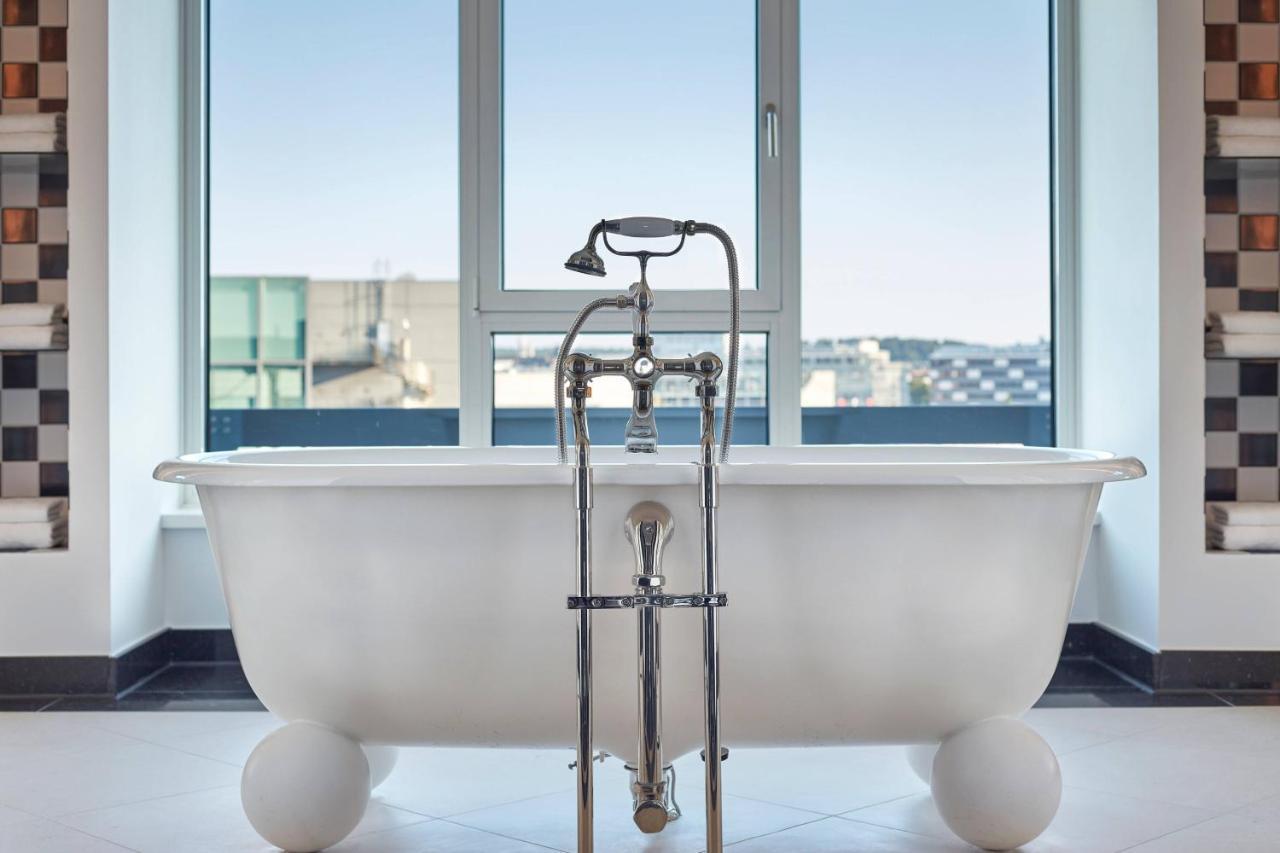 The Ritz-carlton,